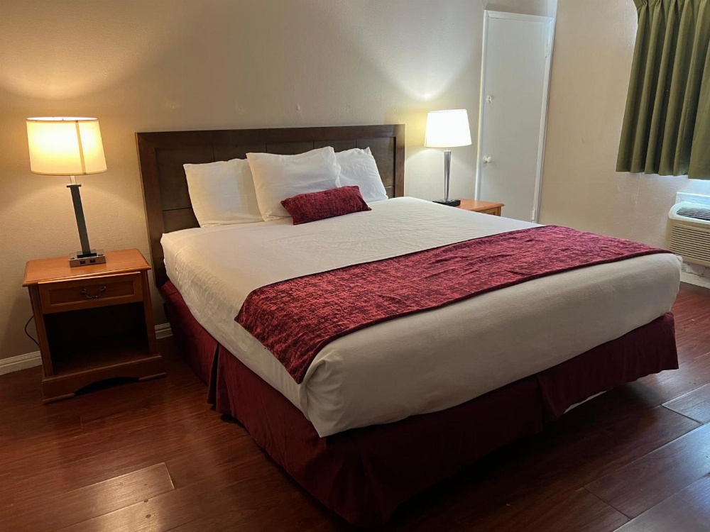 Hometown Inn North Hills