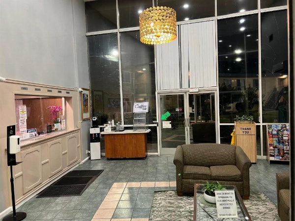 Hometown Inn North Hills image 8